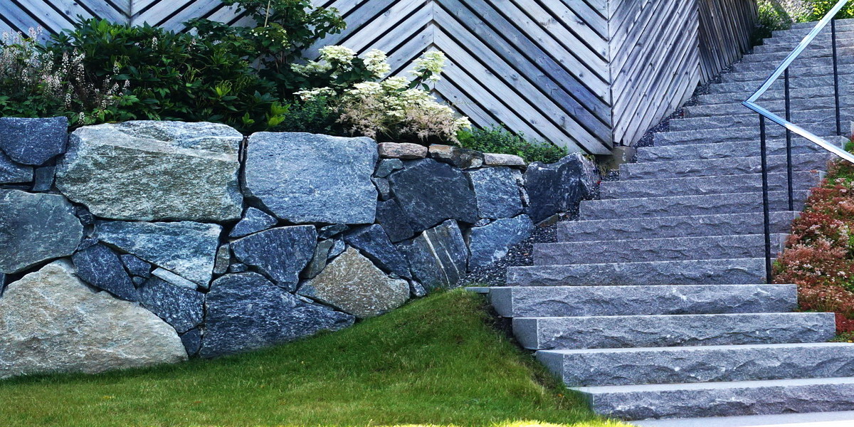 Trappa bygg med granitblock samt gräsläggning